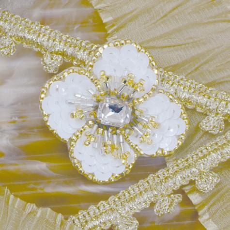 ビーズ・デコ刺しゅうをはじめよう フラワーブローチ ビアンカ TOHO H-BDT-2