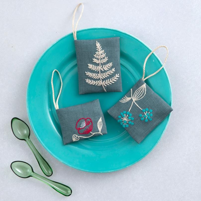 マカベアリス 刺繍キット 植物採集のサシェ