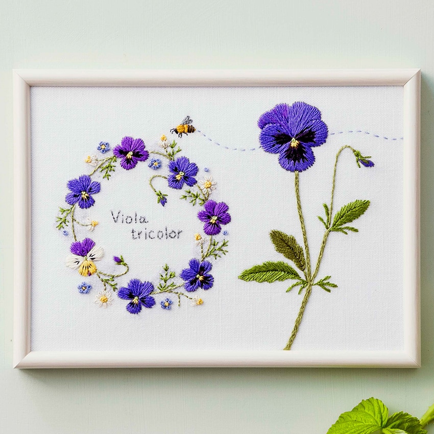 青木和子 お庭のスケッチブック ビオラのリース No.542211 ／ コスモ 刺繍キット フレーム付き