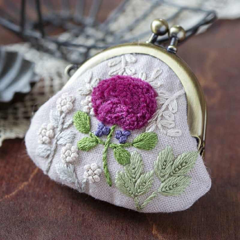 Marguerite さんの刺しゅうがま口キット スミルナフラワーのミニがま口 WINE ／ PHC-115-1