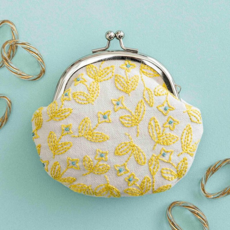 戸塚刺しゅう × 星燈社 フリーステッチキット 星あかりの刺繍手帖 533 がま口 花額装