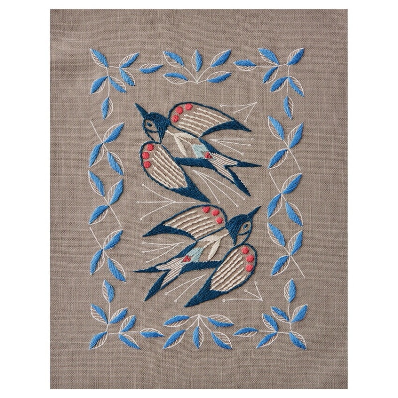 コスモ マカベアリス 刺しゅうを楽しむ プリントクロス つばめと植物の模様 ストーングレー 刺繍糸7色セット 542304