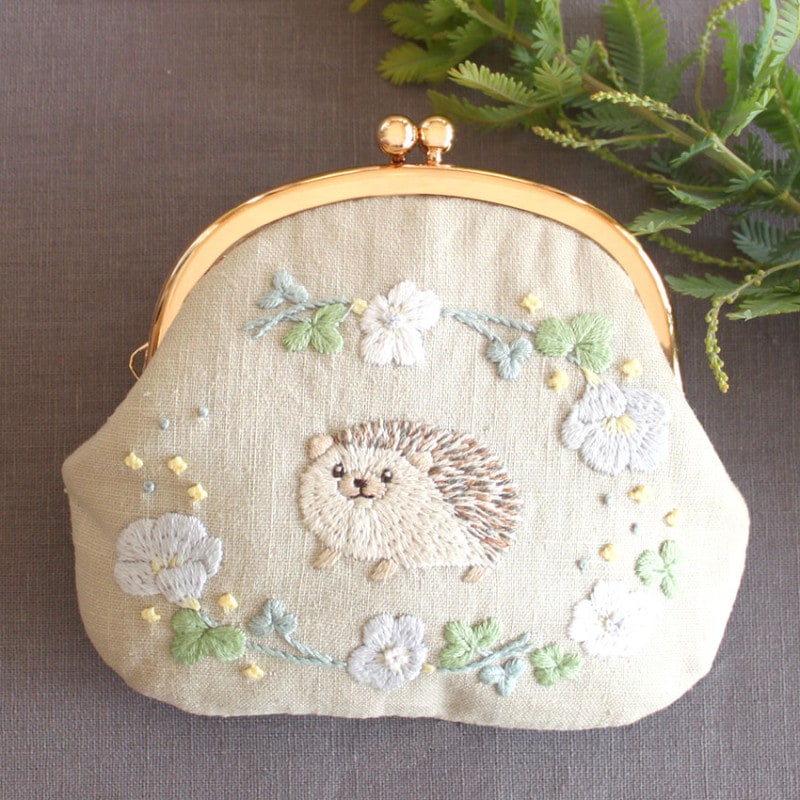 刺繍キット Chicchiさんの動物刺しゅうキット(図案印刷済) はりねずみさんとオキザリスのがま口