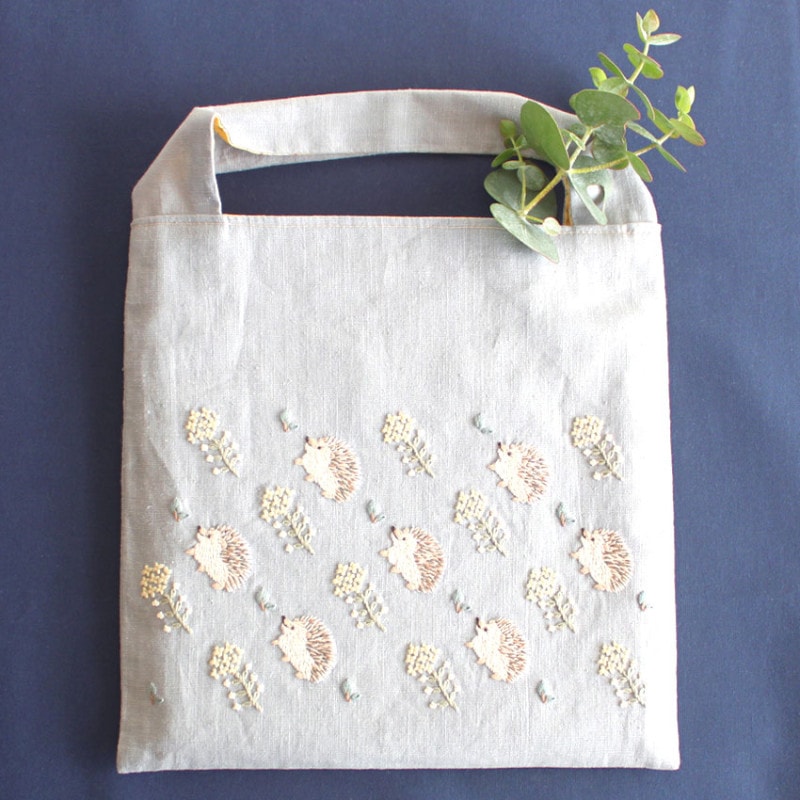 刺繍キット Chicchiさんの動物刺しゅうキット(図案印刷済)はりねずみさんとナノハナのバッグ