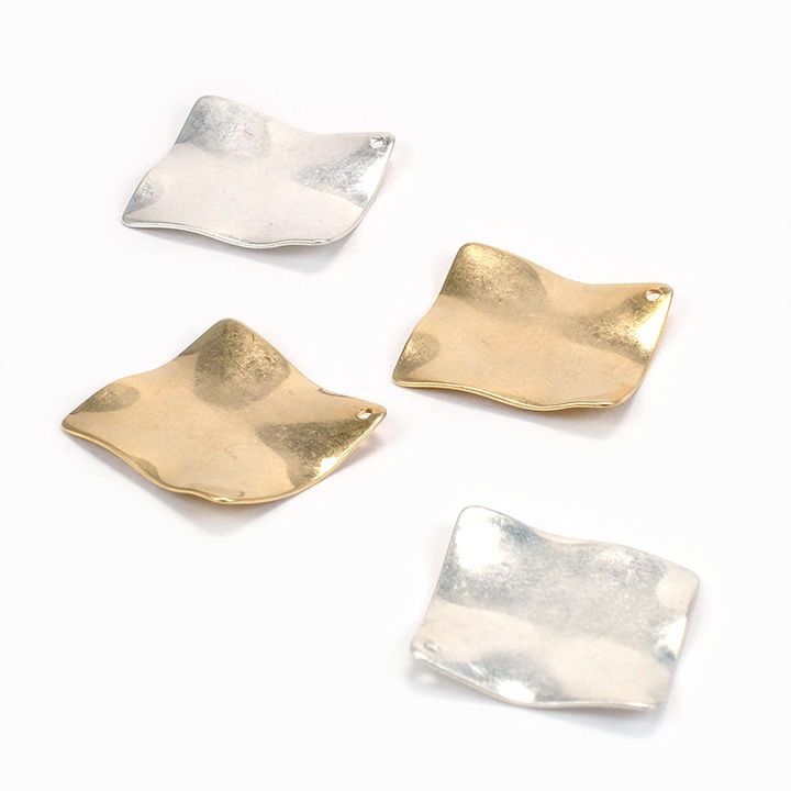 【お買い得品】メタルウォンメッキ 四角プレート 波線 1穴 2ヶ