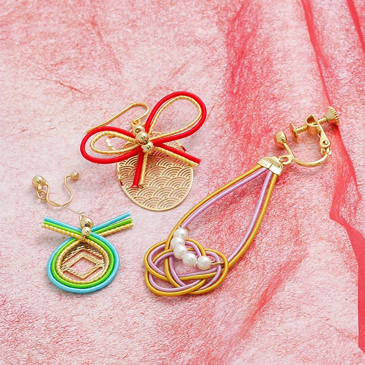 【お買い得品】2輪水引×和柄メタルプレート ゴールドカン・パール付1ヶ