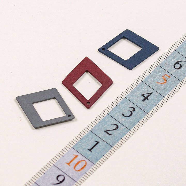 【お買い得品】【新色追加】 メタルカラーコートパーツ くりぬき角(サンド加工) 1穴 24mm