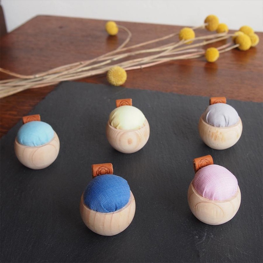 Cohana とんぼ玉の待針とヒノキのピンクッションネックレスセット