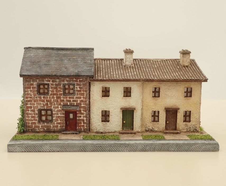 3軒ならぶ英国風の家（レンガの家） - 1/100サイズ - | ミニチュア
