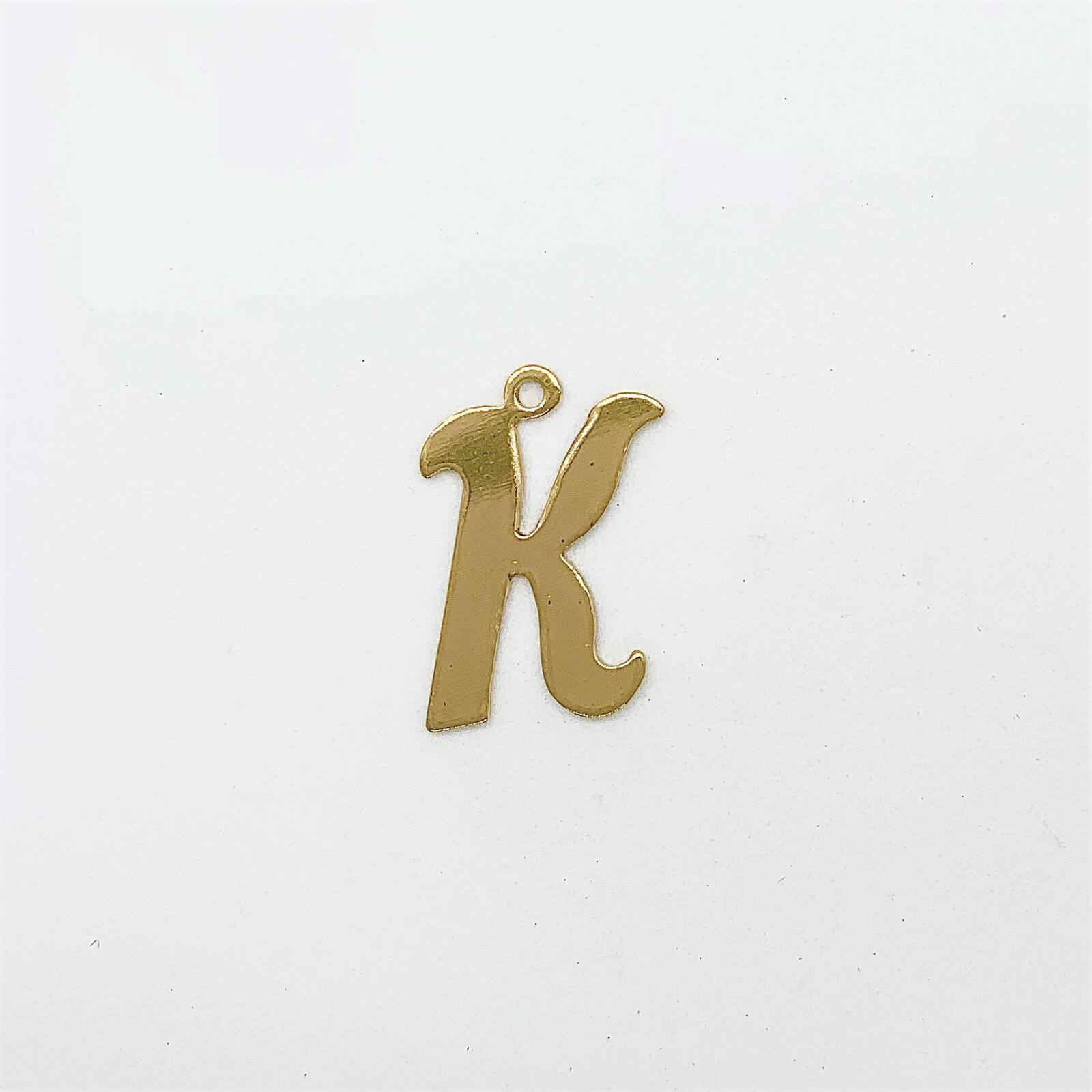 T20-729 【ｱﾒﾘｶ製】イニシャル K カン付 入数：10個 素材：真鍮 メッキ