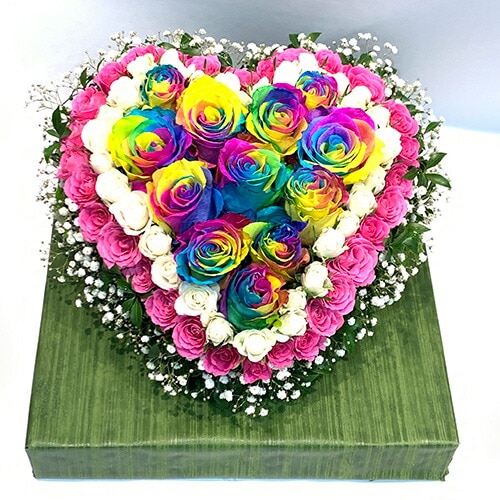 レインボーハート ピンク＆ホワイト ハート型アレンジメント 送料無料 送料込み 台座付き ホワイトデー 卒業式 入学 プレゼント ギフト おしゃれ かわいい 発表会 楽屋花 バラの花 高級 告白 サプライズ 喜ばれる 豪華 レストラン 薔薇 女性 恋人 クール便選択可能