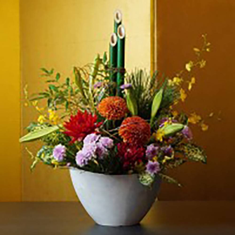 お正月 おまかせアレンジメントl 松使用 22年 迎春 正月飾り 縁起物 笑福 玄関 モダン おしゃれ 和風 生花 ギフト めでたい 新春迎春年末年始 花とワインギフト銀座東京フラワー