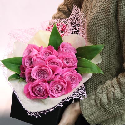 ピンクバラ12本の花束 ダズンローズ オールフォーラブ ギフトボックス 送料無料 送料込み 品種指定 ウィンターギフト 誕生日 ブーケ プレゼント プロポーズ 結婚式 結婚祝 生花 内祝 12年 12周年 クール便選択可能