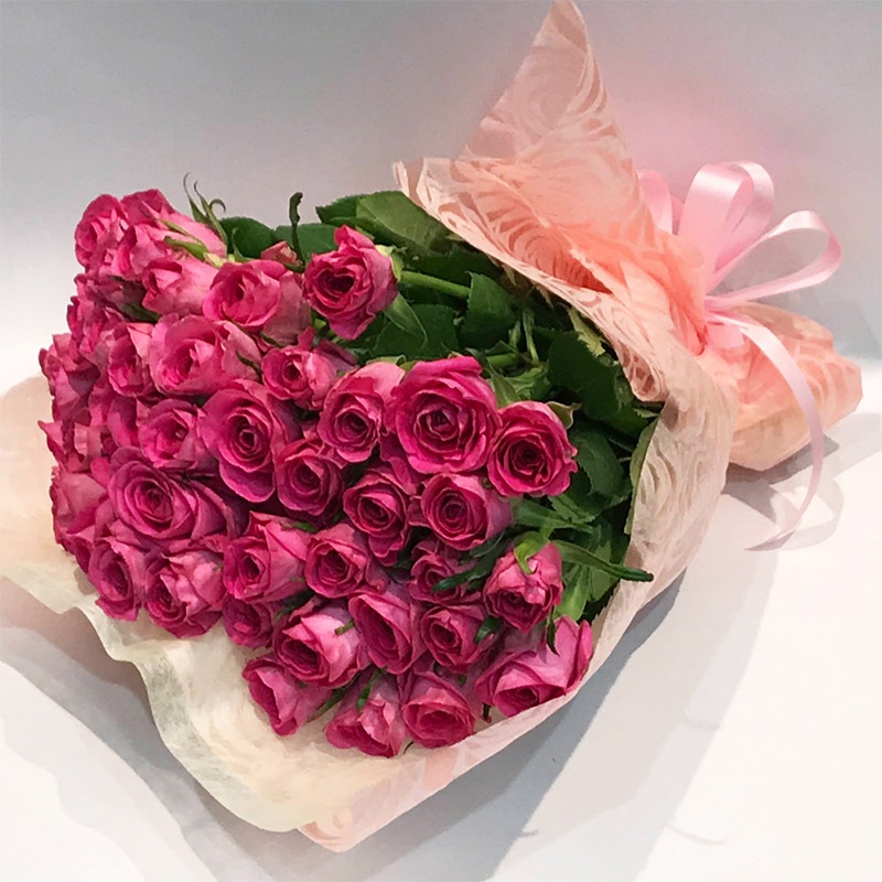 ピンクバラ50本の花束 送料無料 バラ 花束 50本 ピンク 桃色 薔薇 ブーケ 生花 入学 母の日 父の日 プレゼント ギフト お祝い 記念日 フラワー プロポーズ 結婚祝い 誕生日 退職 還暦 永遠 土日も出荷 クール便選択可能