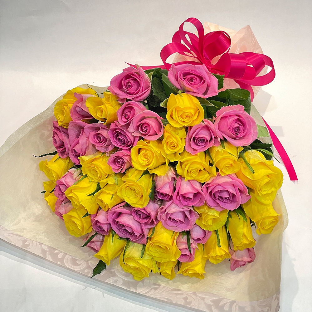 バラ50本の花束 ピンクとイエローミックス 見映えよくミックスします 土日も出荷 生花 プレゼント お祝い お中元 記念日 ギフト 税込 還暦 プロポーズ 誕生日 卒業 退職