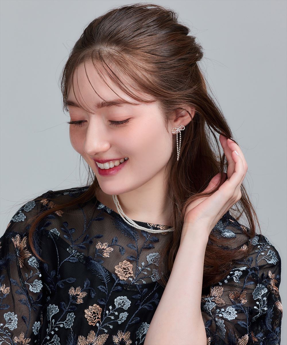 【25SS】 ELISABETTA ラインストーンリボン付き ダングルピアス ラインストーンリボンピアス - 12Twelve Agenda(トゥエルブ