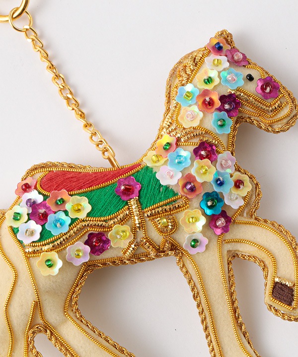 ザリ刺繍ホワイトホース バッグチャーム（キーホルダー） M21-1213 