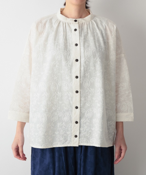 ペイズリーと小花柄刺繍コットンギャザーブラウス 26S408 | アパレル