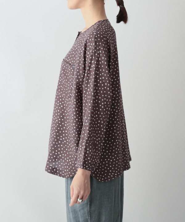 小さなポルカドット・ブロックプリント・綿麻レーヨンラフ・ブラウス 25W417