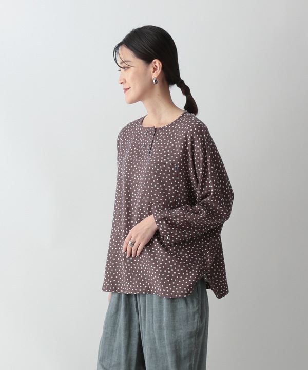 小さなポルカドット・ブロックプリント・綿麻レーヨンラフ・ブラウス 25W417