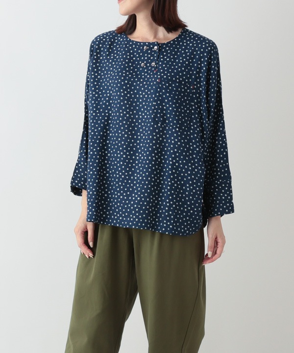 小さなポルカドット・ブロックプリント・綿麻レーヨンラフ・ブラウス 25W417