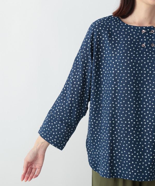 小さなポルカドット・ブロックプリント・綿麻レーヨンラフ・ブラウス 25W417