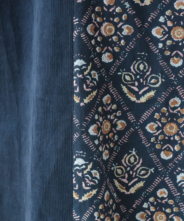 コーデュロイとプリント生地のパッチワークオフボトルネック・ワンピース 25W432MX