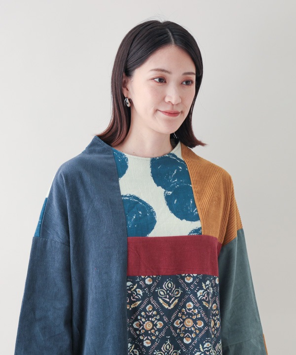 コーデュロイとプリント生地のパッチワークオフボトルネック・ワンピース 25W432MX