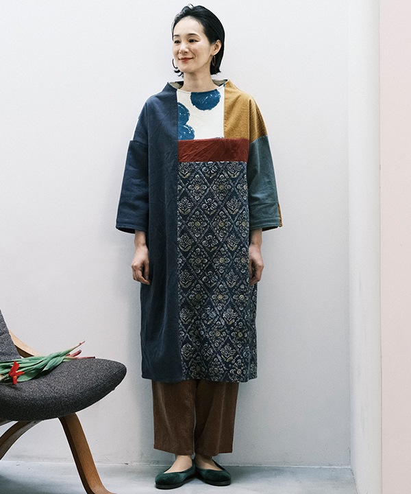 コーデュロイとプリント生地のパッチワークオフボトルネック・ワンピース 25W432MX