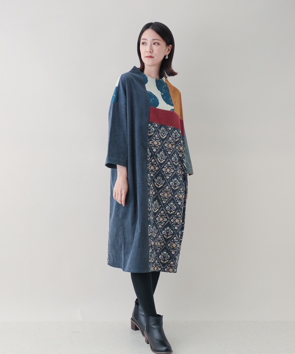 コーデュロイとプリント生地のパッチワークオフボトルネック・ワンピース 25W432MX