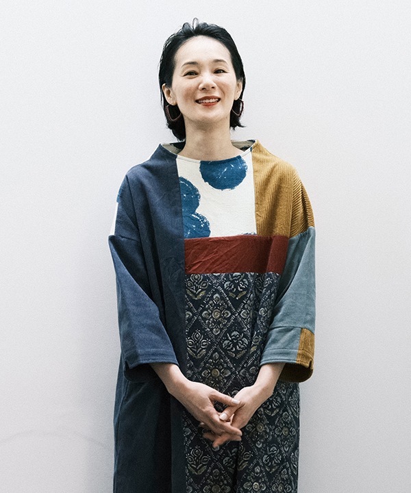 コーデュロイとプリント生地のパッチワークオフボトルネック・ワンピース 25W432MX