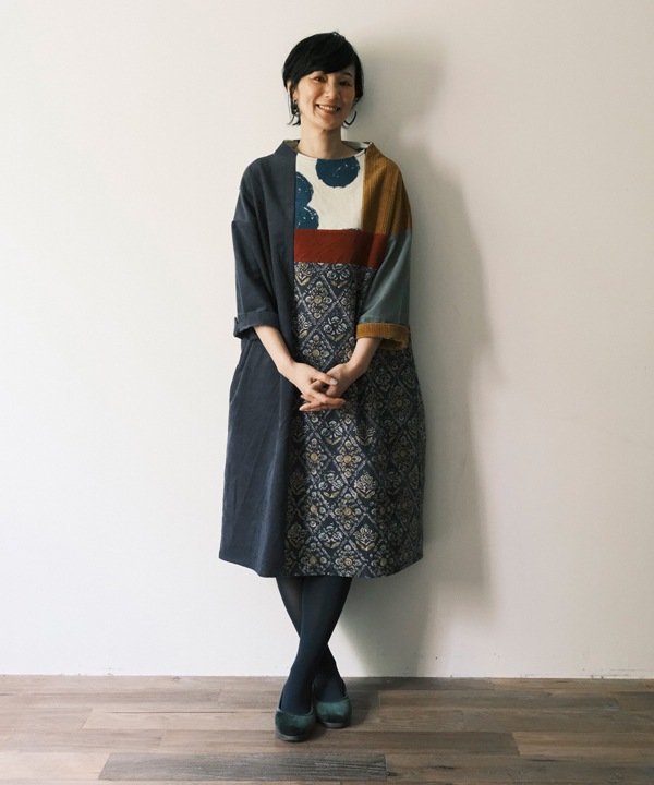 コーデュロイとプリント生地のパッチワークオフボトルネック・ワンピース 25W432MX