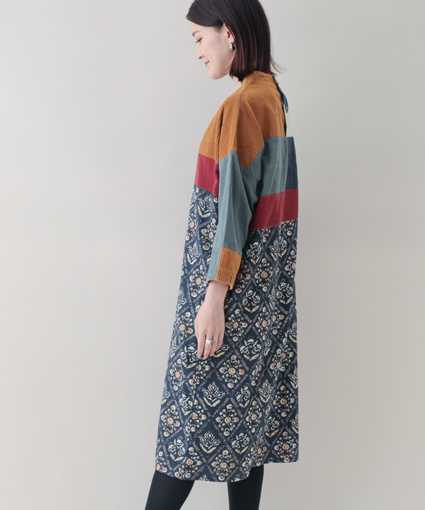 コーデュロイとプリント生地のパッチワークオフボトルネック・ワンピース 25W432MX