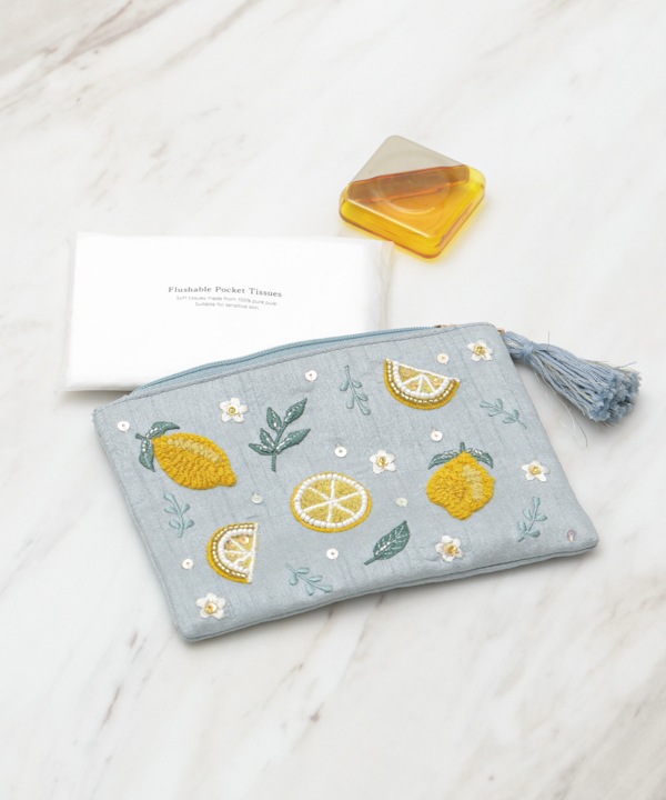 フルーツ刺繍（イチゴ・レモン）ポーチS M42-2704 【2月上旬頃入荷予定】