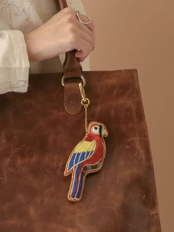 ザリ刺繍オウム バッグチャーム（キーホルダー） M21-0945 