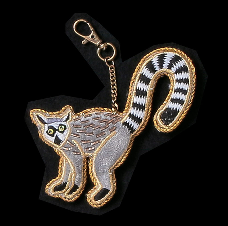 ザリ刺繍ワオキツネザル バッグチャーム（キーホルダー） M21-0947