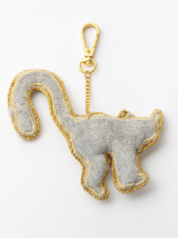 ザリ刺繍ワオキツネザル バッグチャーム（キーホルダー） M21-0947