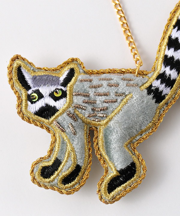 ザリ刺繍ワオキツネザル バッグチャーム（キーホルダー） M21-0947