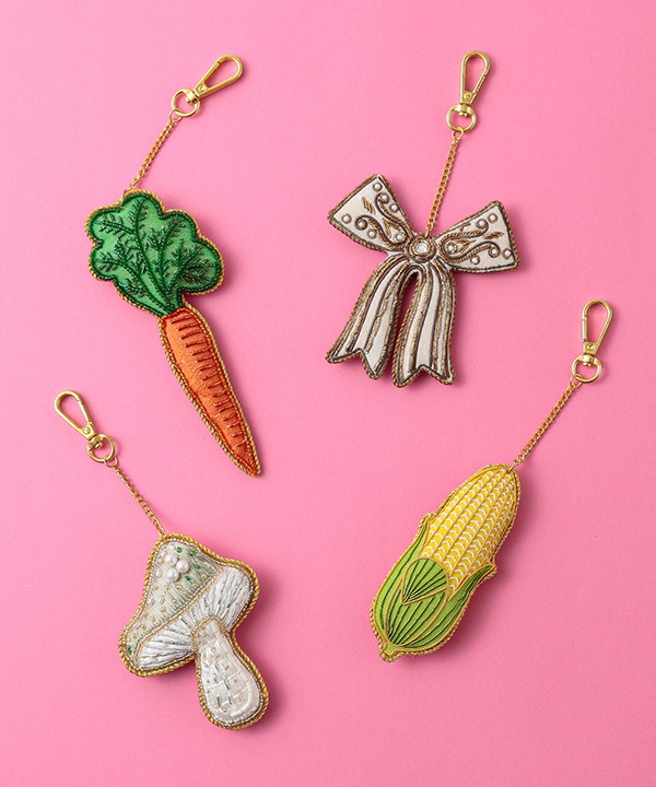 ザリ刺繍 ニンジン バッグチャーム（キーホルダー） M21-2902