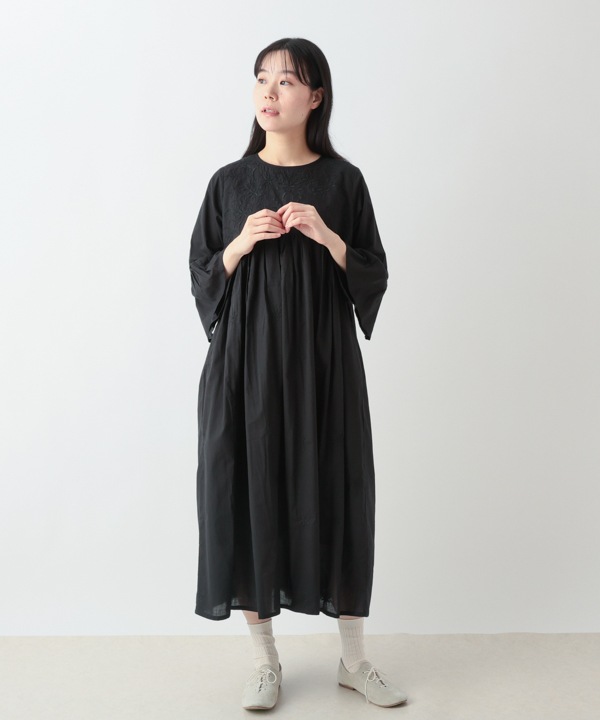 ラクノウ風刺繍コットンワンピース 25W011