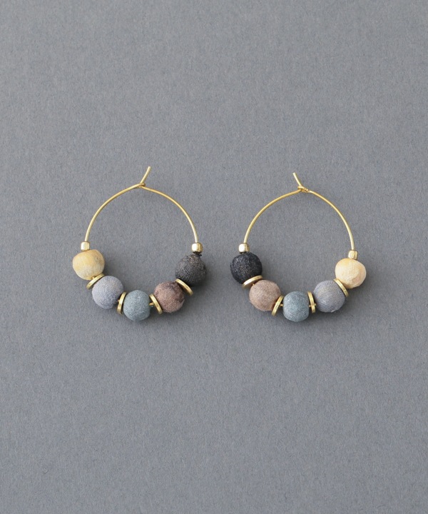 モノトーンラリーフープピアス A25WIE043GY