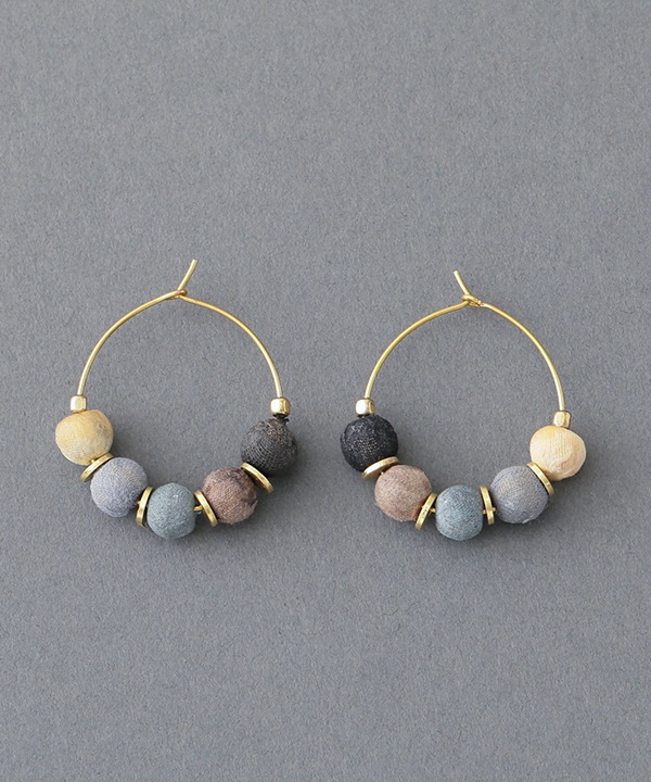 モノトーンラリーフープピアス A25WIE043GY