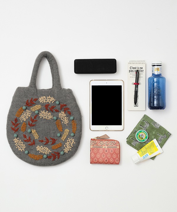 ウール フラワーリース刺繍 卵型フェルトバッグ H25W274
