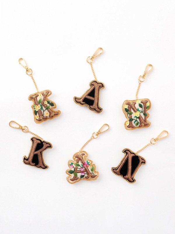 ザリ刺繍アルファベットフラワーA-Z バッグチャーム（キーホルダー） M21-1792