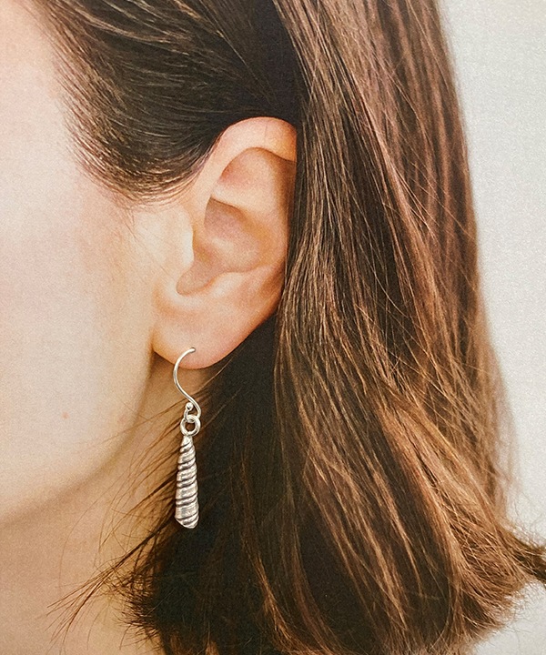 カレンシルバー 巻きデザイン フック ピアス TGSE-2212 ★