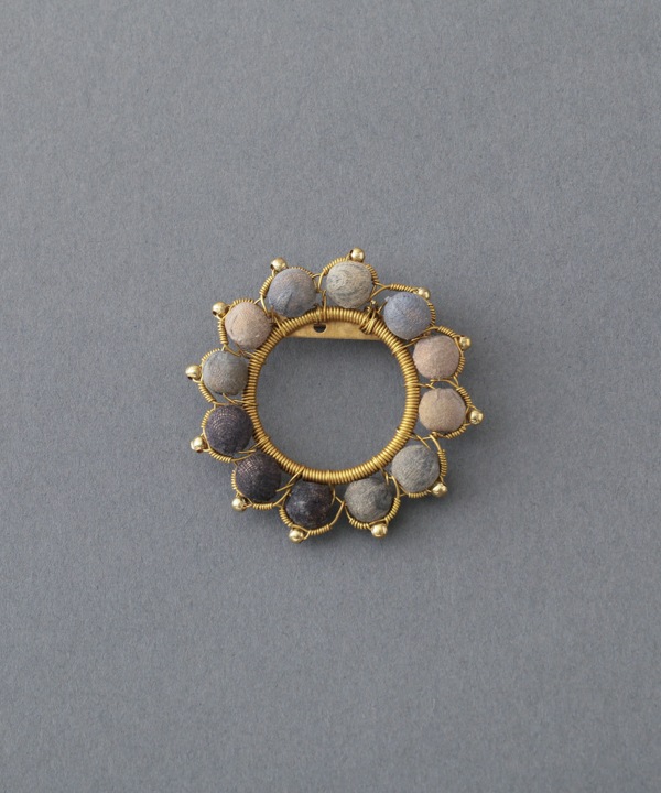 モノトーンラリーサークルブローチ A25WIX046GY