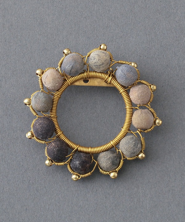 モノトーンラリーサークルブローチ A25WIX046GY