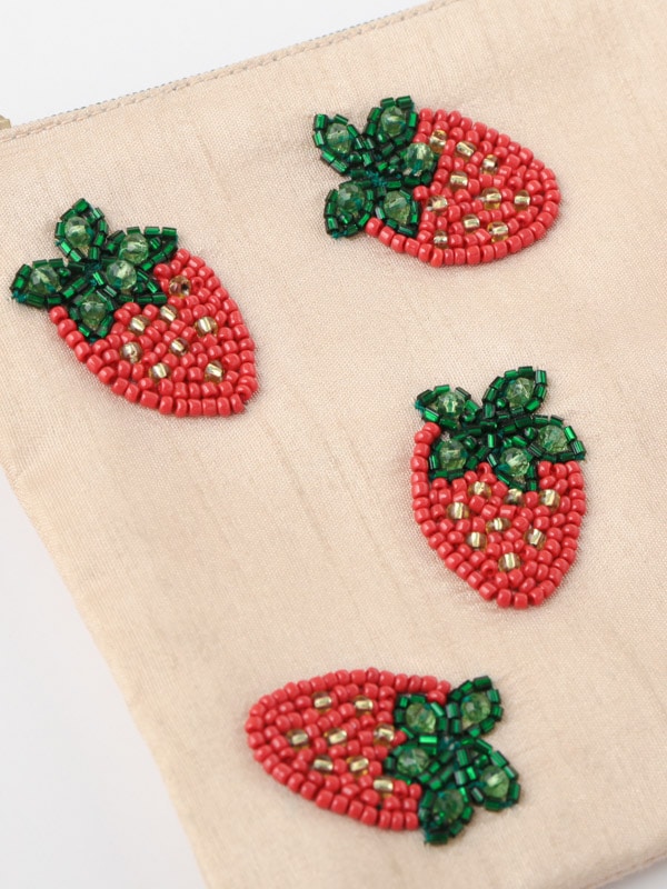 ビーズの飾りが素敵なポーチ　新品　♧きるあ♣︎様お取り置き フラワービーズ刺繍ポーチ 14×10cm （3カラー）M42-2232 | 服飾