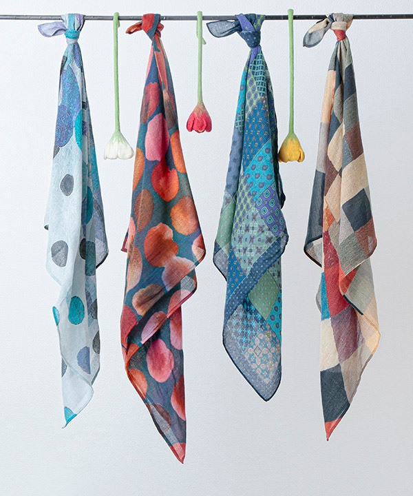 ウールシルク ドット＆幾何学柄プリントスカーフ 70x70cm B24W013BL 
