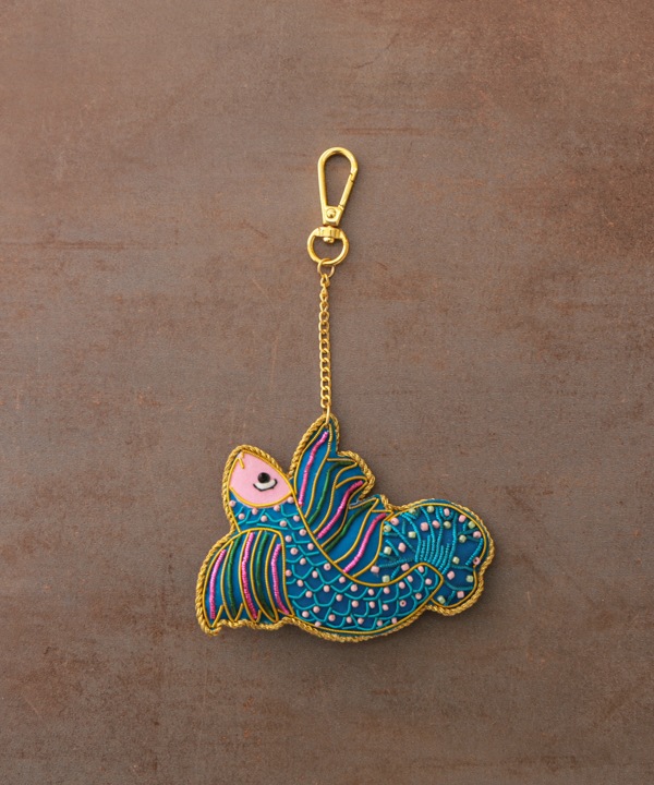 ザリ刺繍 ゴンド・アート 魚 バッグチャーム（キーホルダー）  M21-2489